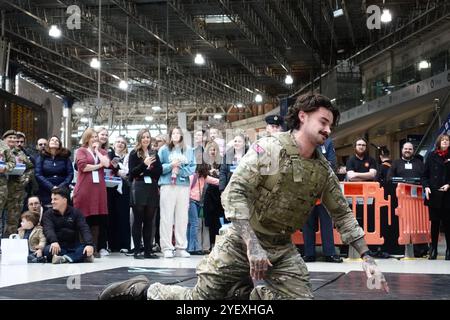 Les Royal Marines Commandos organisent une manifestation physique à Waterloo Station à Londres le 1er novembre 2024 en soutien à la Royal British Legion Banque D'Images