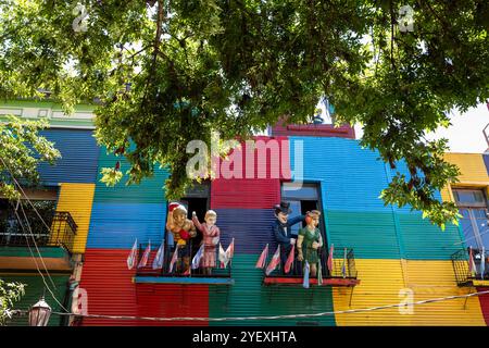 Buenos Aires, Argentine - Jan29 2024 - poupée sur le balcon de la rue Caminito à la Boca. Caminito était une zone portuaire où Tango est né. Banque D'Images