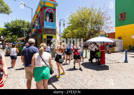 Buenos Aires, Argentine, janvier 29 2024 - les touristes se promènent le long d'une petite rue à Caminito, la Boca.. Banque D'Images