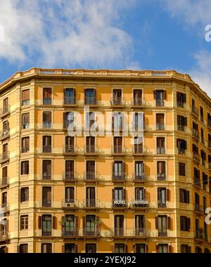 BARCELONE, ESPAGNE - 3 octobre 2024 : Barcelone est la capitale de la Catalogne, Espagne. Barcelone est une destination touristique majeure avec une architecture unique, c Banque D'Images