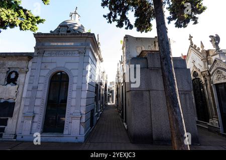 Buenos Aires, Argentine - Jan29, 2024 - vue du célèbre monument, le cimetière de la Recoleta, avec des tombes monumentales historiques avec des sculptures et un Banque D'Images