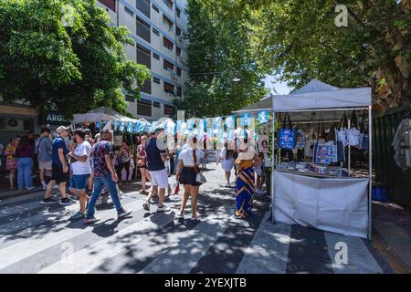 Buenos Aires, Argentine - Jan28, 2924 - Feria de San Telmo, ou la foire a ou marché de San Telmo qui a lieu le dimanche à Buenos Aires, Argentine Banque D'Images