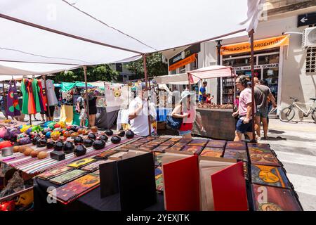 Buenos Aires, Argentine - Jan28, 2924 - Feria de San Telmo, ou la foire a ou marché de San Telmo qui a lieu le dimanche à Buenos Aires, Argentine Banque D'Images