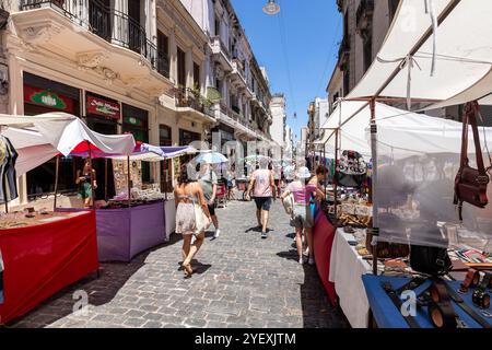 Buenos Aires, Argentine - Jan28, 2924 - Feria de San Telmo, ou la foire a ou marché de San Telmo qui a lieu le dimanche à Buenos Aires, Argentine Banque D'Images