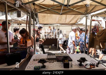 Buenos Aires, Argentine - Jan28, 2924 - Feria de San Telmo, ou la foire a ou marché de San Telmo qui a lieu le dimanche à Buenos Aires, Argentine Banque D'Images