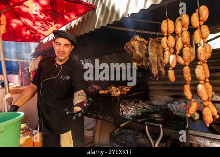 Buenos Aires, Argentine - 29 janvier 2024 - Parillada typique dans un restaurant du quartier de la Boca à Buenos Aires, Argentine Banque D'Images