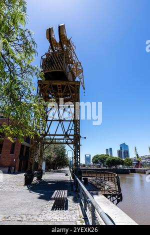 Grues portuaires anciennes dans le quartier financier de Puerto Madero à Buenos Aires, Argentine Banque D'Images