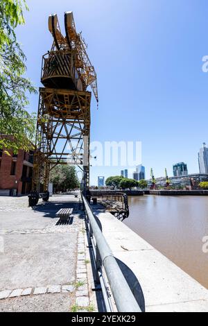 Grues portuaires anciennes dans le quartier financier de Puerto Madero à Buenos Aires, Argentine Banque D'Images