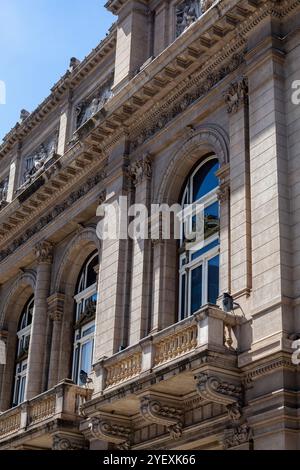 Détail de l'extérieur du Théâtre Colon, célèbre monument de Buenos Aires, Argentine, par une journée ensoleillée Banque D'Images