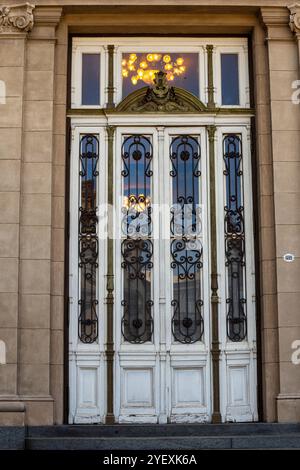 Détail de l'extérieur du Théâtre Colon, célèbre monument de Buenos Aires, Argentine, par une journée ensoleillée Banque D'Images