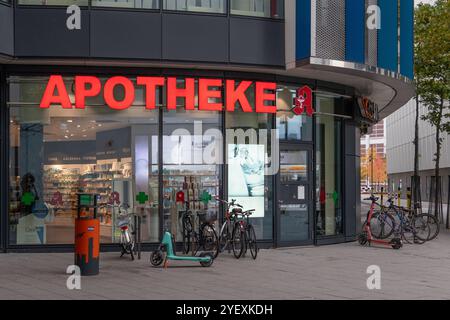 Francfort, Allemagne - 26 octobre 2024 : entrée d'une pharmacie (en allemand : Apotheke) avec une façade en verre Banque D'Images