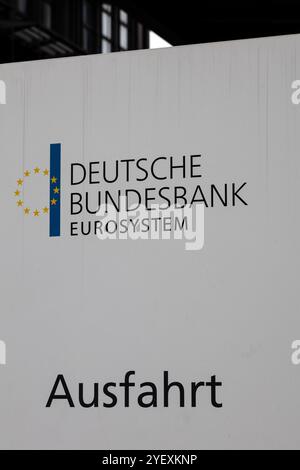 Francfort Allemagne - 26 octobre 2024 : le panneau affiche bien en évidence le nom de la Deutsche Bundesbank à côté des indications de sortie. Le cadre est un Ar urbain Banque D'Images