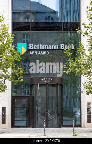 Francfort Allemagne - 26 octobre 2024 : le design élégant de la Bethmann Bank se distingue à Francfort, avec sa façade en verre reflétant la ville. Le en Banque D'Images