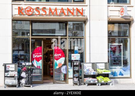 Francfort Allemagne - 26 octobre 2024 : la vitrine d'une succursale Rossmann présente des décorations saisonnières colorées et des affichages promotionnels, invitant Cu Banque D'Images