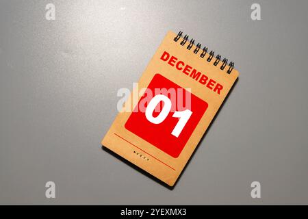 1 décembre. Image du calendrier en bois de décembre 1 sur fond de mur en brique blanche. Espace vide pour le texte. Banque D'Images