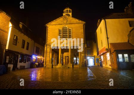 Whitby Old Town Hall après la tombée de la nuit. Banque D'Images