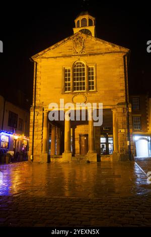 Whitby Old Town Hall après la tombée de la nuit. Banque D'Images