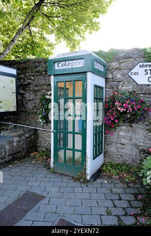 Cabine téléphonique irlandaise traditionnelle à Cong, comté de Mayo, Irlande ; technologie de communication terrestre obsolète rendue obsolète par les téléphones cellulaires. Banque D'Images