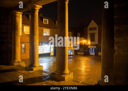 Whitby Old Town Hall après la tombée de la nuit. Banque D'Images