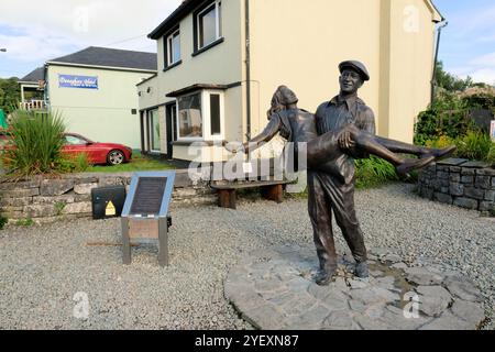 2013 statue en bronze de John Wayne et Maureen O'Hara par le sculpteur Mark, tirée du film Quiet Man tourné sur place en 1951 ; Cong, Co. Mayo, Irlande. Banque D'Images