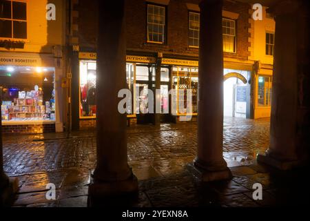 Whitby Old Town Hall après la tombée de la nuit. Banque D'Images