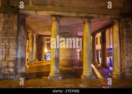 Whitby Old Town Hall après la tombée de la nuit. Banque D'Images