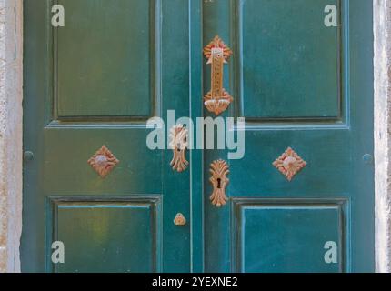 Portes d'entrée en bois vert vintage d'une maison médiévale à Dubrovnik Croatie. Banque D'Images