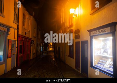 Scène de rue nocturne dans la vieille ville de Whitby, Yorkshire. Banque D'Images