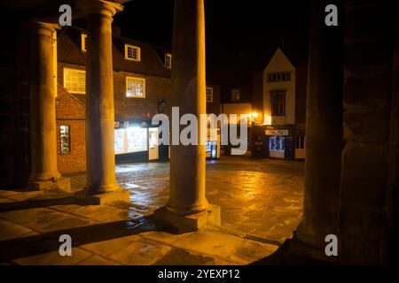 Whitby Old Town Hall après la tombée de la nuit. Banque D'Images