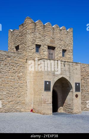 Entrée principale du temple du feu zoroastrien Atashgah du XVIIe siècle à Surakhany (Bakou), Azerbaïdjan Banque D'Images