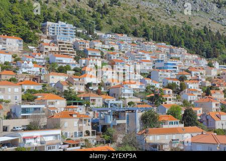 Vue sur la station de base du téléphérique de Dubrovnik et le quartier résidentiel moderne sous le mont Srdj. Banque D'Images