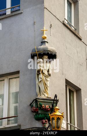 Madonna et Christ Child sous un auvent d'angle à Anvers, Belgique. Banque D'Images