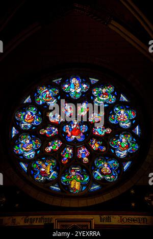 Rosace en vitrail dans la chapelle Saint-Joseph de la cathédrale notre-Dame d'Anvers, Belgique. Banque D'Images