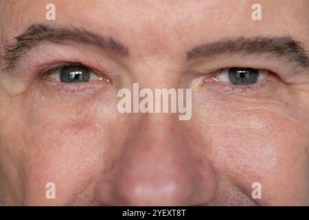 Les yeux de l'homme senior montrant la chaleur et la sagesse en gros plan portrait, à la maison Banque D'Images