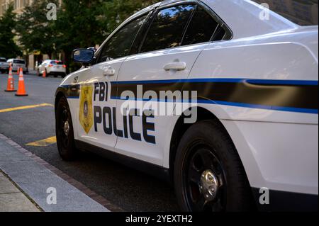 Voiture de police du FBI garée dans une rue de la ville avec des cônes de circulation. Banque D'Images