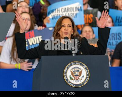 Raleigh, Caroline du Nord, États-Unis. 30 octobre 2024. La vice-présidente et candidate démocrate à la présidence KAMALA HARRIS s'adresse à des foules enthousiastes lors de l'un des derniers rassemblements électoraux de la saison électorale 2024. (Crédit image : © Sue Dorfman/ZUMA Press Wire) USAGE ÉDITORIAL SEULEMENT! Non destiné à UN USAGE commercial ! Banque D'Images