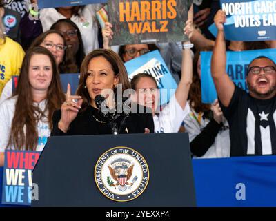 Raleigh, Caroline du Nord, États-Unis. 30 octobre 2024. La vice-présidente et candidate démocrate à la présidence KAMALA HARRIS s'adresse à des foules enthousiastes lors de l'un des derniers rassemblements électoraux de la saison électorale 2024. (Crédit image : © Sue Dorfman/ZUMA Press Wire) USAGE ÉDITORIAL SEULEMENT! Non destiné à UN USAGE commercial ! Banque D'Images