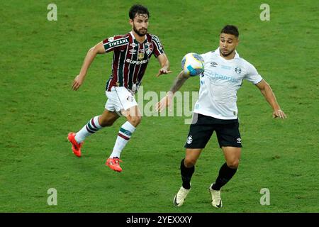 Rio de Janeiro, Brésil. 01 novembre 2024. Matheus Martinelli de Fluminense se bat pour la possession avec Joao Pedro de Gremio, lors du match entre Fluminense et Gremio, pour la Serie A 2024 brésilienne, au stade Maracana, à Rio de Janeiro le 1er novembre. Photo : Nadine Freitas/DiaEsportivo/Alamy Live News crédit : DiaEsportivo/Alamy Live News Banque D'Images