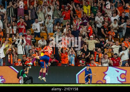 Thomas Waddingham célèbre le but avec ses supporters lors de la troisième manche du match de A-League Mens entre Brisbane Roar et Sydney FC au Suncorp Stadium, le 1er novembre 2024, à Brisbane, en Australie. Banque D'Images