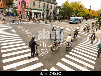 Montréal vélos vélos cyclistes traversant l'intersection de la rue Saint-Denis et de la rue Roy dans le quartier le plateau Mont Royal. Banque D'Images