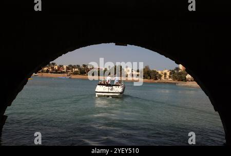 Tourisme en Egypte Un navire à moteur se déplace près du rivage dans la station balnéaire égyptienne de la mer Rouge d'Al-Gouna, à 500 km au sud du Caire le 31 octobre 2024. L'industrie touristique égyptienne a connu une forte hausse en 2024, s'appuyant sur des chiffres record de 2023. Rien qu’au cours du premier semestre de 2024, l’Égypte a accueilli environ 7,1 millions de touristes, avec des revenus de l’industrie atteignant 6,6 milliards de dollars, soit une augmentation de 5 % par rapport à la même période en 2023. Cette croissance a été stimulée par des efforts stratégiques, tels que l'introduction d'un nouveau visa quinquennal à entrées multiples et l'élargissement des liaisons aériennes, en particulier à partir de marchés clés comme C Banque D'Images