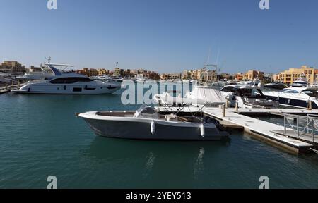 Tourisme en Egypte les navires à moteur sont amarrés dans une marina dans la station balnéaire égyptienne de la mer Rouge d'Al-Gouna, à 500 km au sud du Caire le 31 octobre 2024. L'industrie touristique égyptienne a connu une forte hausse en 2024, s'appuyant sur des chiffres record de 2023. Rien qu’au cours du premier semestre de 2024, l’Égypte a accueilli environ 7,1 millions de touristes, avec des revenus de l’industrie atteignant 6,6 milliards de dollars, soit une augmentation de 5 % par rapport à la même période en 2023. Cette croissance a été stimulée par des efforts stratégiques, tels que l'introduction d'un nouveau visa à entrées multiples de cinq ans et l'élargissement des liaisons aériennes, en particulier à partir de marchés clés comme Chin Banque D'Images