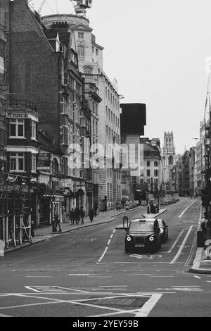 Photo noir et blanc du taxi noir sur London Street Banque D'Images