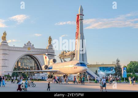 Moscou, Russie - 30 juillet 2023 : copie de la fusée Vostok sur laquelle le premier astronaute de la Terre Youri Gagarine s'est envolé dans l'espace le 12 avril 1961 Banque D'Images