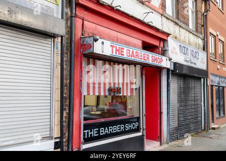 Radcliffe, ville de marché dans le Grand Manchester, salon de coiffure petite entreprise ouvert le samedi matin, Angleterre, Royaume-Uni, 2024 Banque D'Images