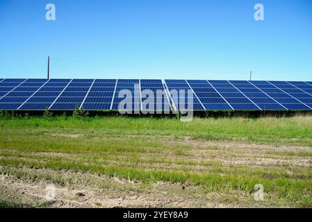 Des rangées de panneaux solaires solar farm dans le Nord du Pays de Galles, Royaume-Uni. Banque D'Images