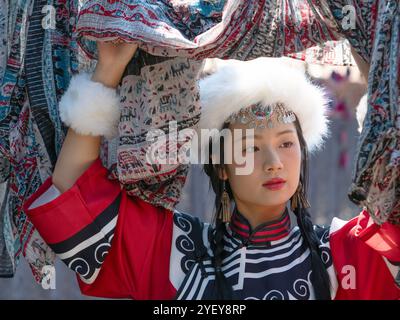 Belle jeune femme avec robe Mongolie à Chiang mai, Thaïlande. Banque D'Images