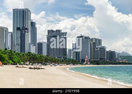 Vue imprenable sur la plage centrale de Nha Trang, Vietnam Banque D'Images