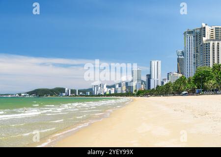 Vue imprenable sur la plage centrale de Nha Trang, Vietnam Banque D'Images