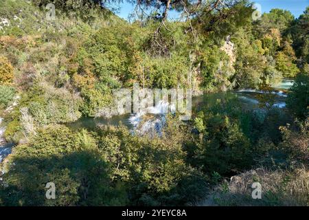 La cascade à couper le souffle de Skradinski Buk, l'une des attractions les plus célèbres du parc national de Krka, en Croatie. T Banque D'Images